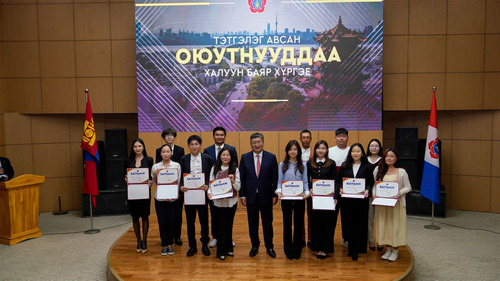 БНХАУ-д 100 хувийн тэтгэлэгтэй суралцах оюутнуудад батламж гардуулав